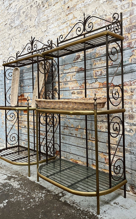 Deux étagères de boulangerie