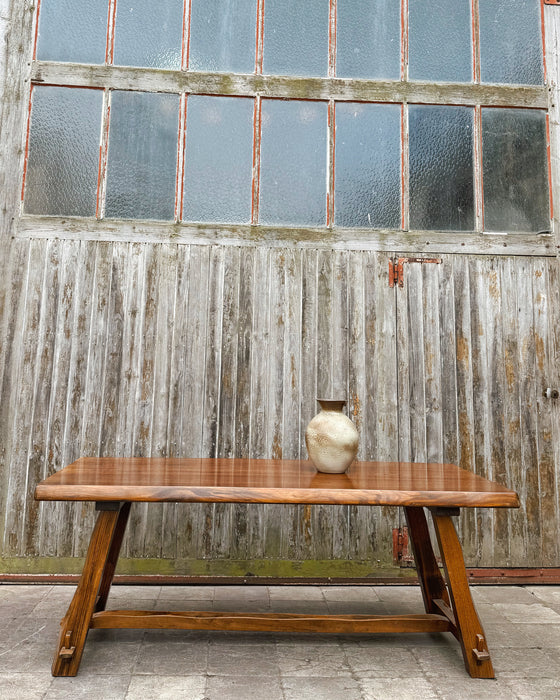 Table brutaliste