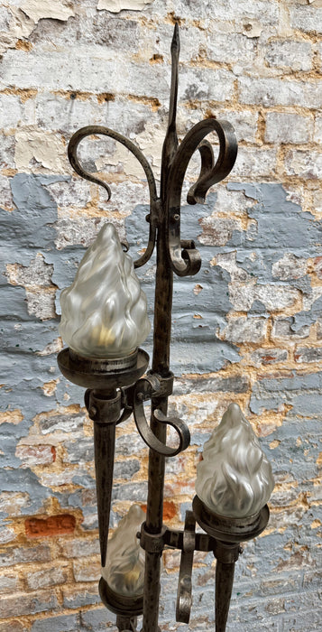Lampadaire brutaliste