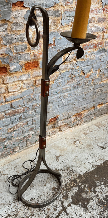 Lampadaire brutaliste
