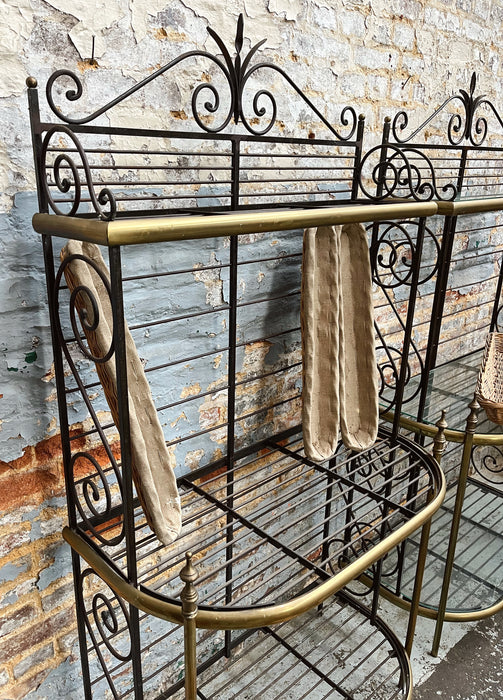 Deux étagères de boulangerie