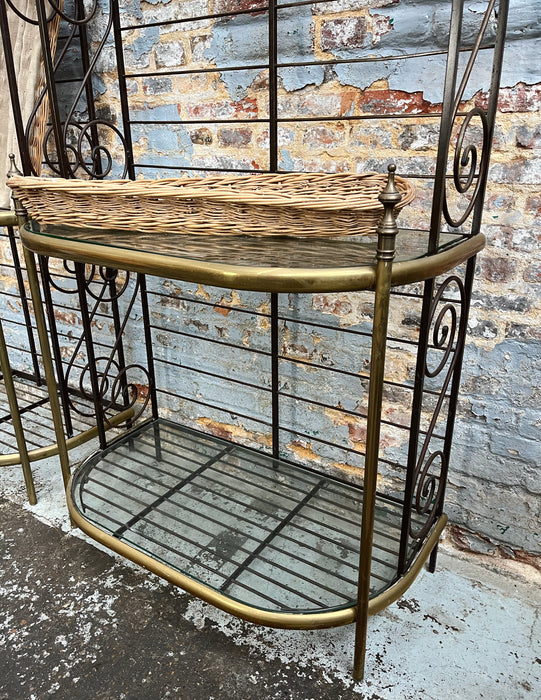 Deux étagères de boulangerie