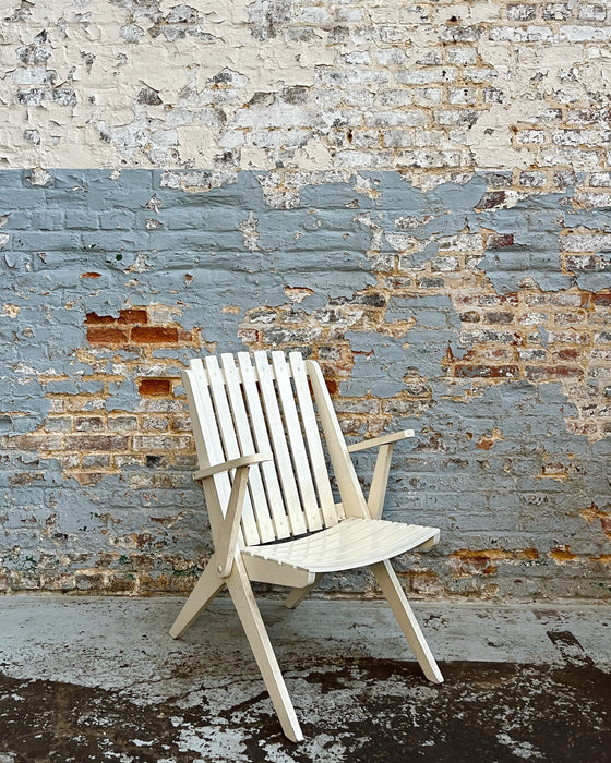 Trois fauteuils de jardin