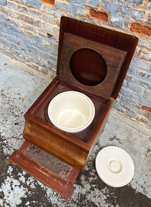 Meuble à pot de chambre