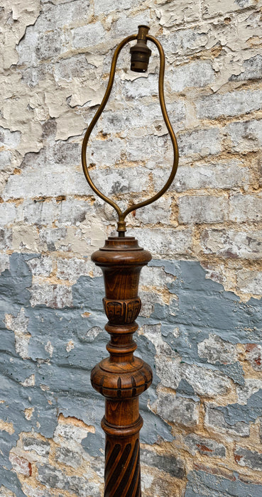 Lampadaire en noyer