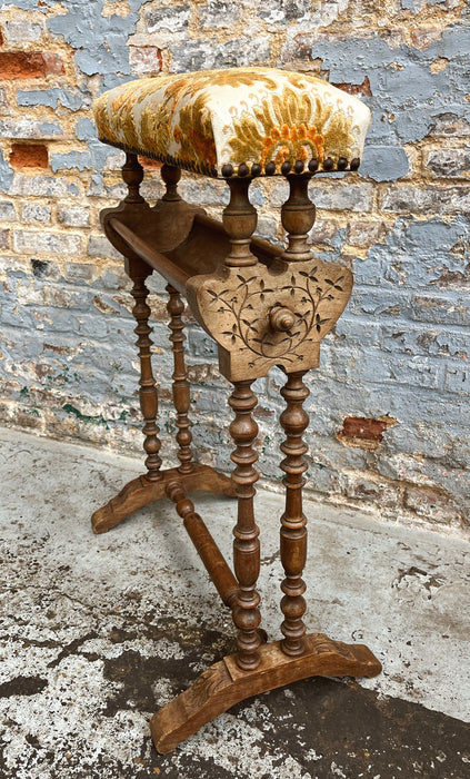 Travailleuse en noyer