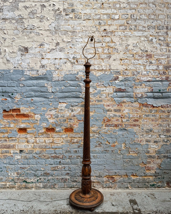 Lampadaire en noyer