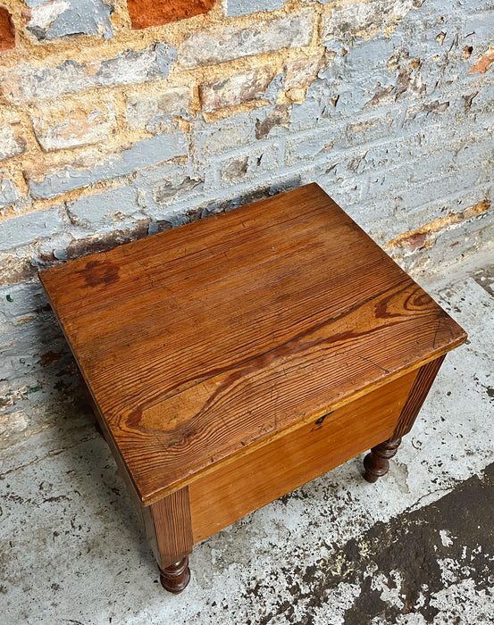 Chamber pot cabinet