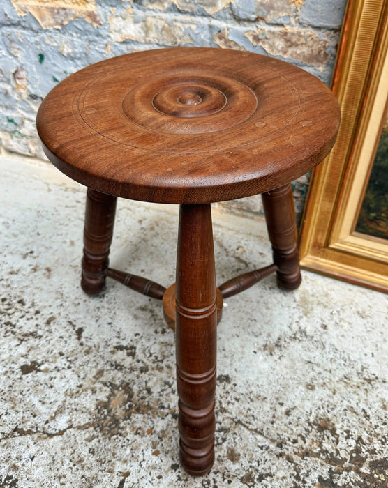 Tabouret tripode