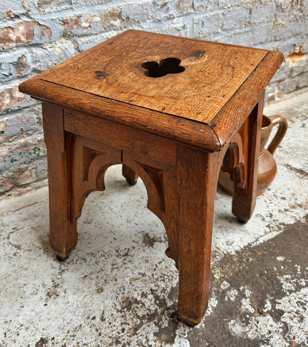 Tabouret gothique