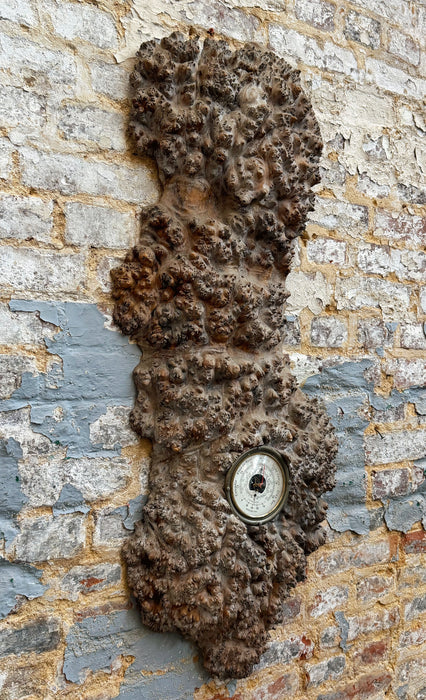 Baromètre brutaliste