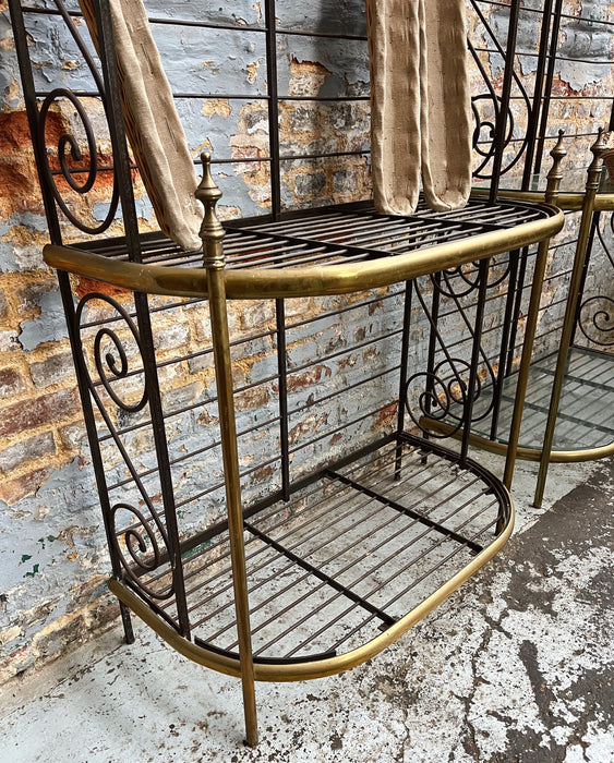 Deux étagères de boulangerie