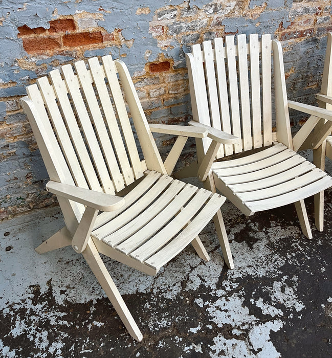 Trois fauteuils de jardin