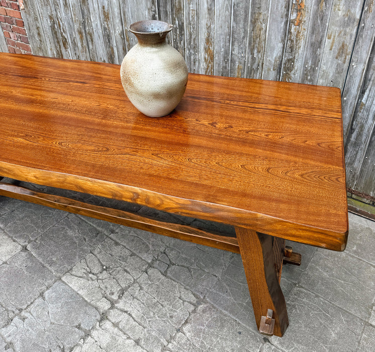 Table brutaliste