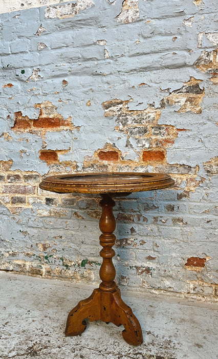 Pedestal table