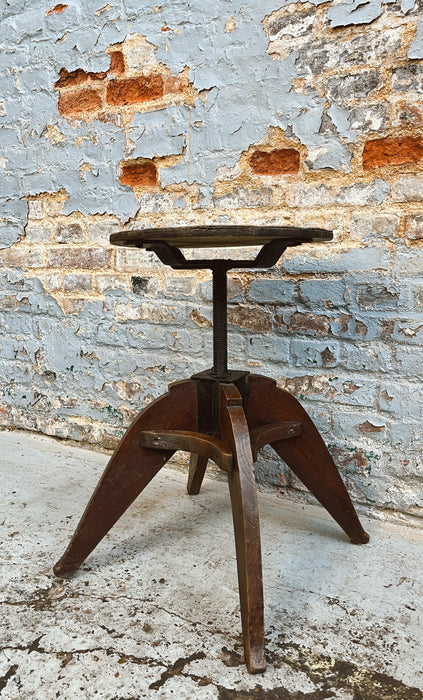 Tabouret à vis