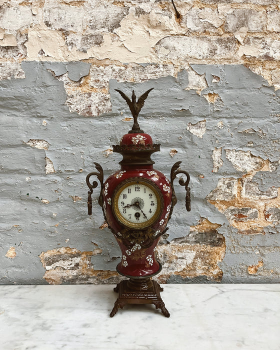 Clock in enamelled earthenware